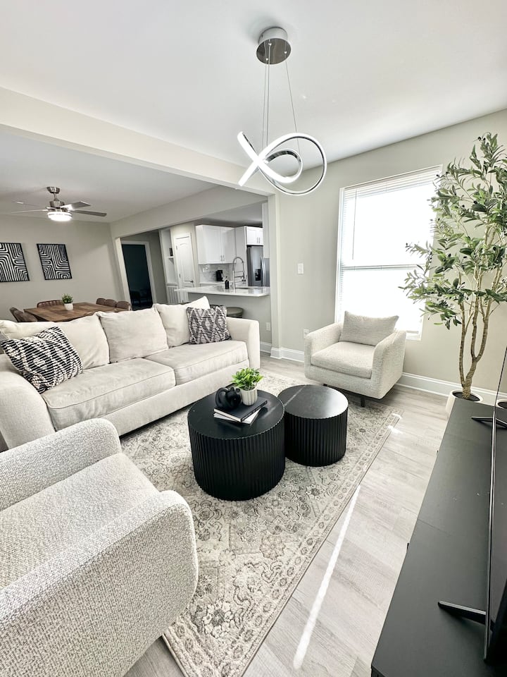 Modern Clt Oasis | Minutes From City | Sleeps 10 - Charlotte, NC