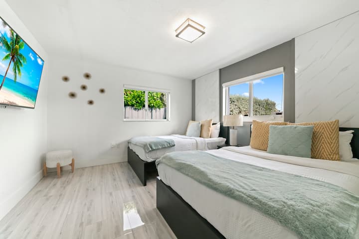 Relájate en una habitación de hermoso diseño con ropa de cama lujosa y detalles refinados.