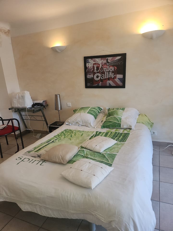 Une Maison De Village Très Calme - Lourmarin