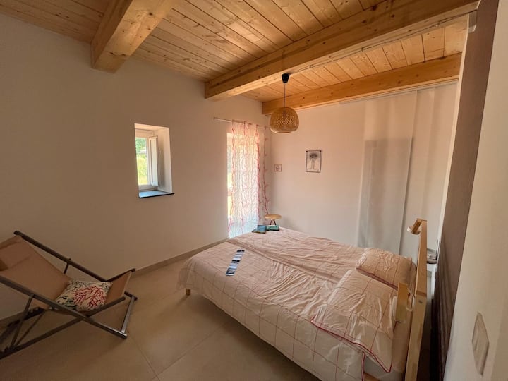 Das Schlafzimmer verfügt über ein Doppelbett sowie genug Stauraum für Kleidung. Des Weiteren besteht ein direkter Zugang zur Terrasse.
