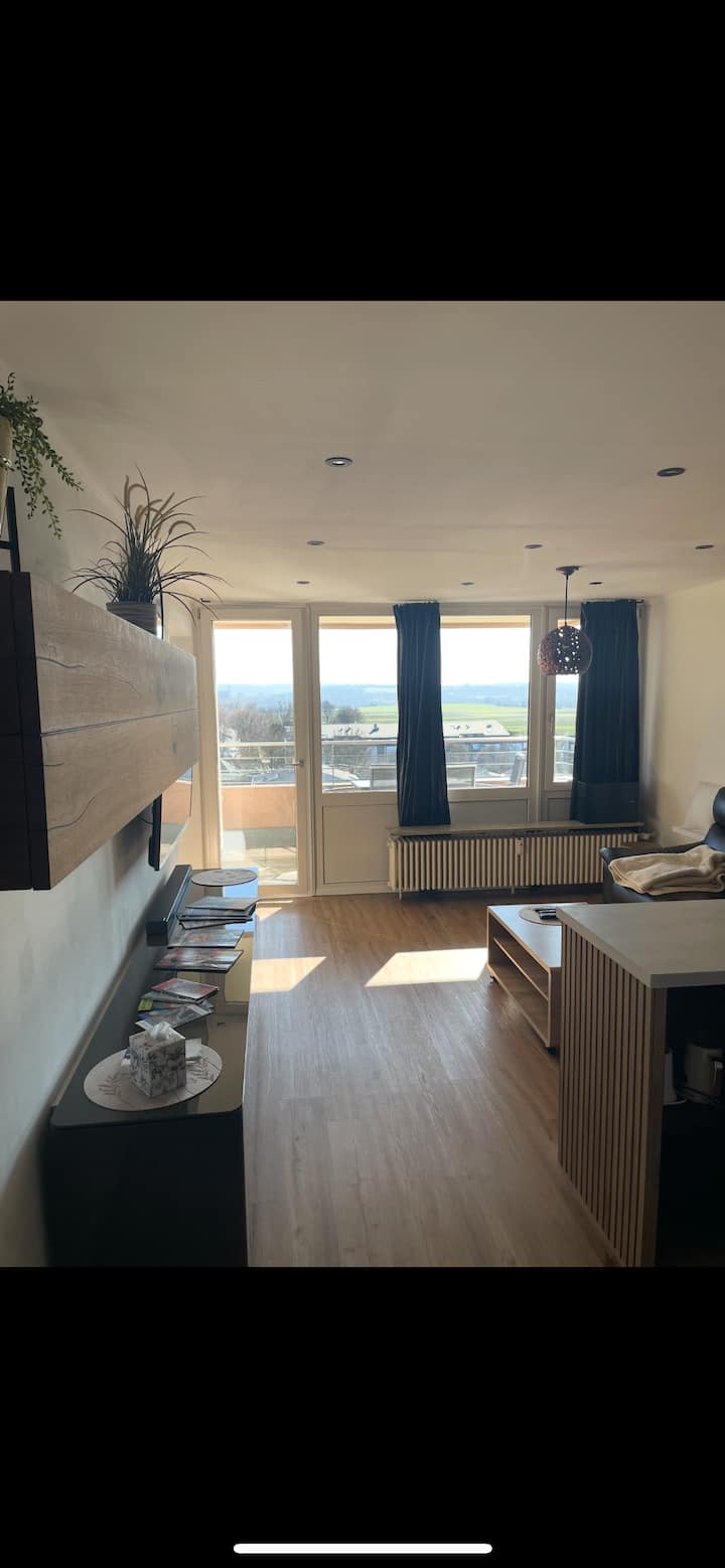Modernes Apartment Mit Panoramablick & Balkon - Stuttgart