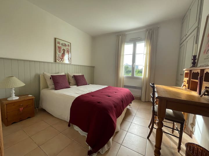 Cama de 140 cm de calidad, armario grande, espacio de trabajo