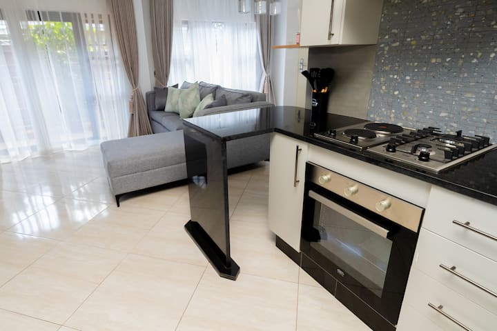 Mosely Lodge. Modern 2 Bedroom Cottage With Garden - Harare