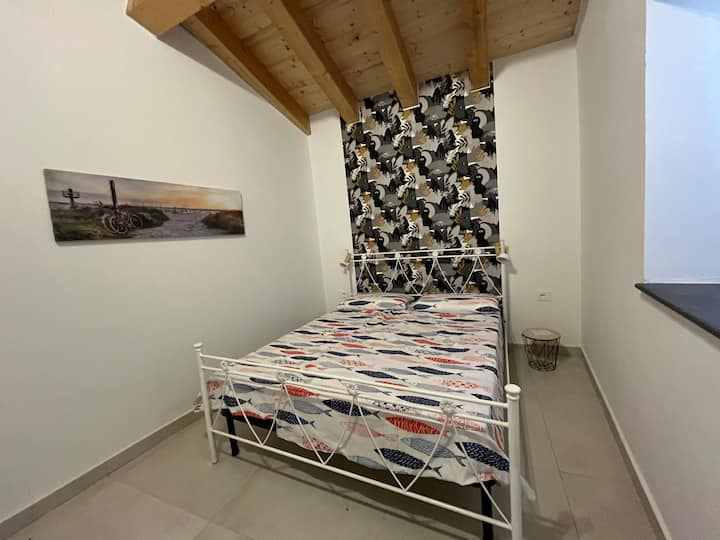 Über eine kleine Treppe im Flur gelangen Sie in das zweite Schlafzimmer im EG.