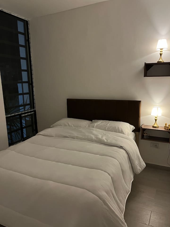 一楼卧室，配有全功能卫生间和沙发床
非常适合老年人入住

迷你分体式空调 