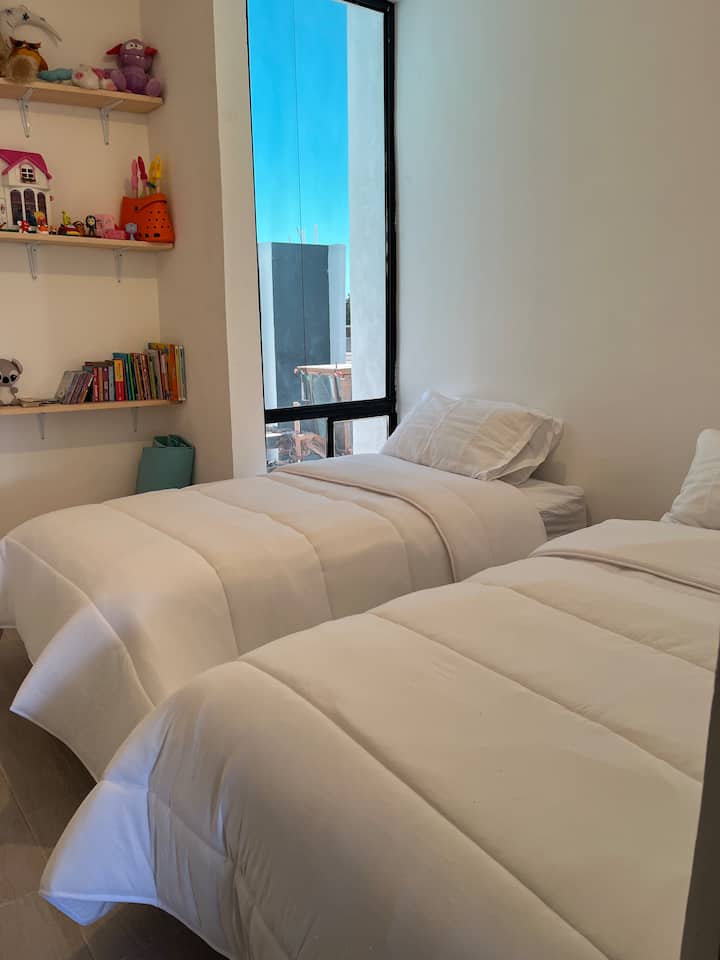 2个独立摄像头、玩具和儿童阅读材料。
客房旁边有全功能卫生间 
黑色窗户
二楼： 

迷你分体式空调 