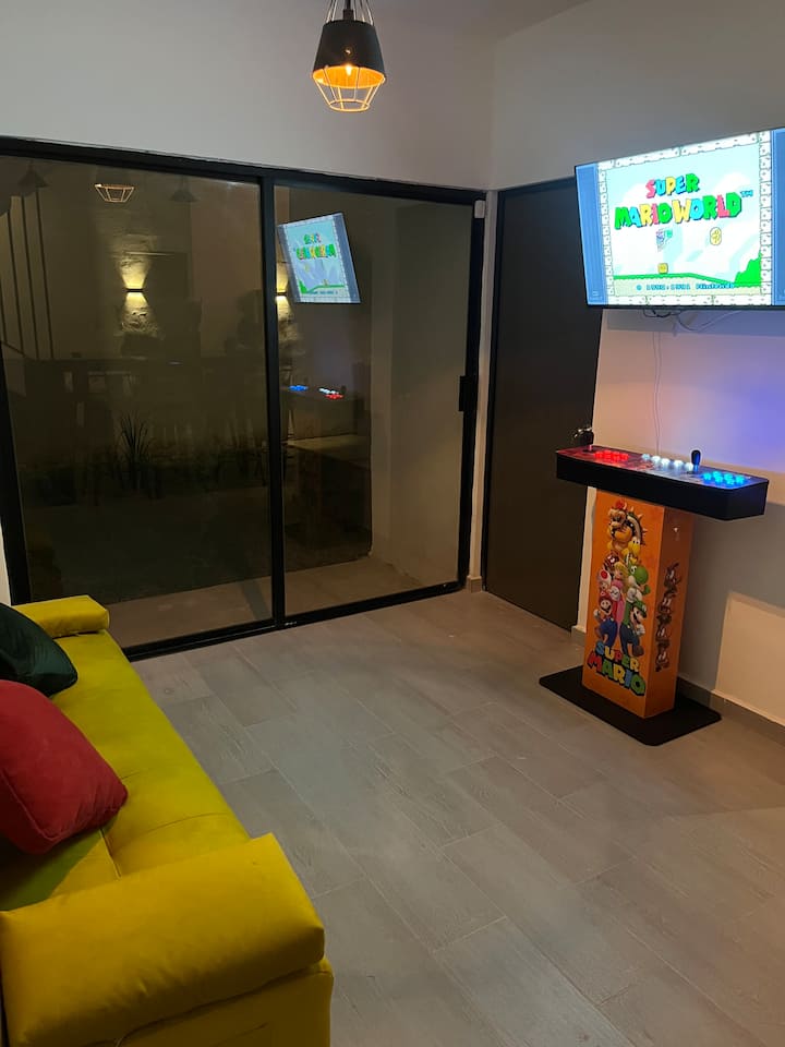 双人沙发床和街机游戏机。
一楼全功能卫生间 
Netflix 

迷你分体式空调 