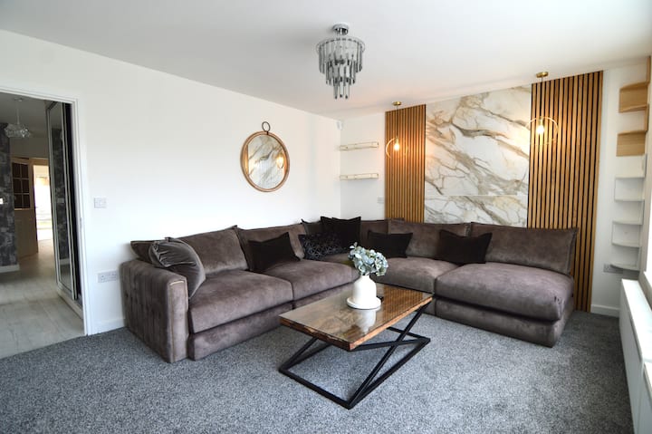 Spacious 3 Bed Detached Home With Private Driveway - Leicester