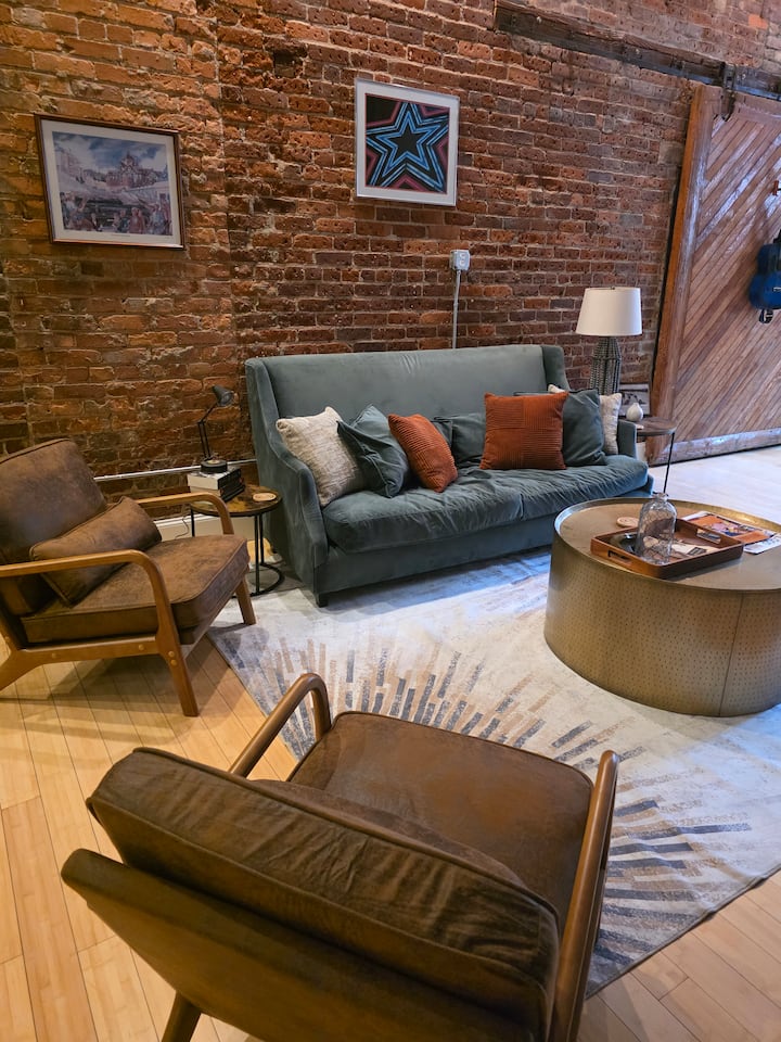 New* 3 Level Condo, The Rail House! Game Room! - Roanoke, VA