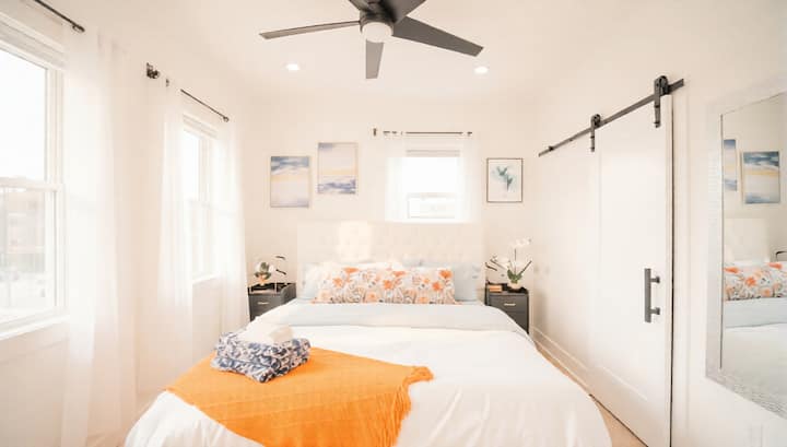 Designer 4br Dc Rowhouse: Rooftop & City Views - Washington, D.C.