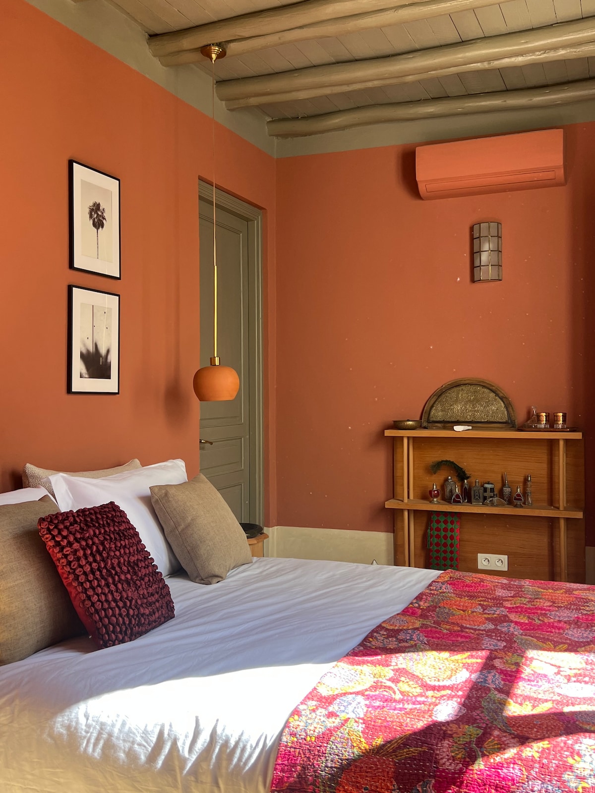 Détail d'une salle de bain du Riad Lalla Chacha, affichant des zelliges artisanaux et des finitions élégantes, symboles de luxe et de confort marocain.