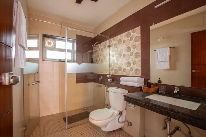 Full bathroom 2 image 1
