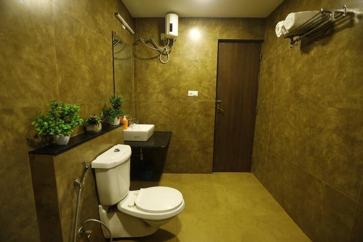 Full bathroom 1 image 1