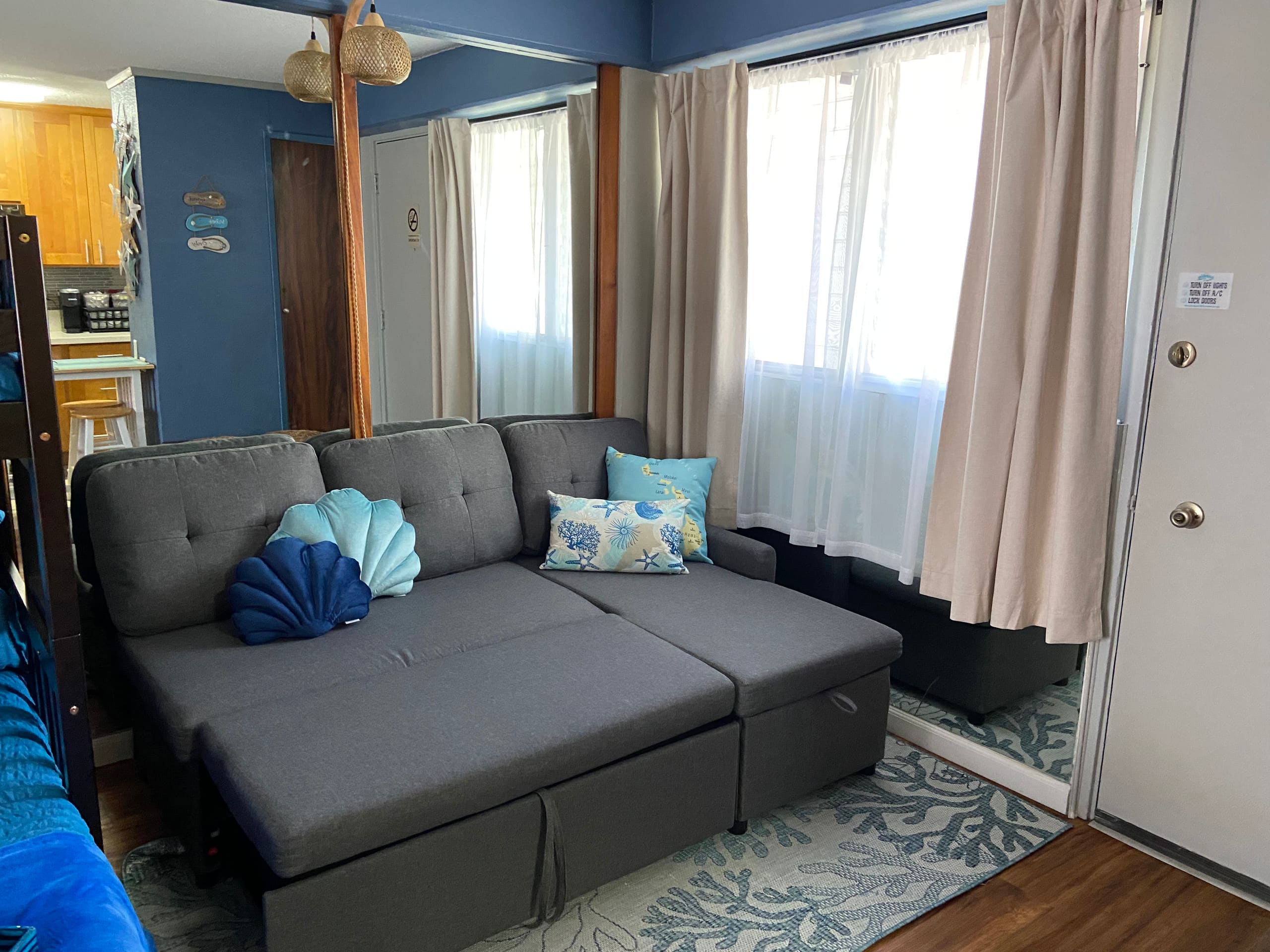 Wakiki condo near beach, kitchen, pool, sleeps 8 - Image 4