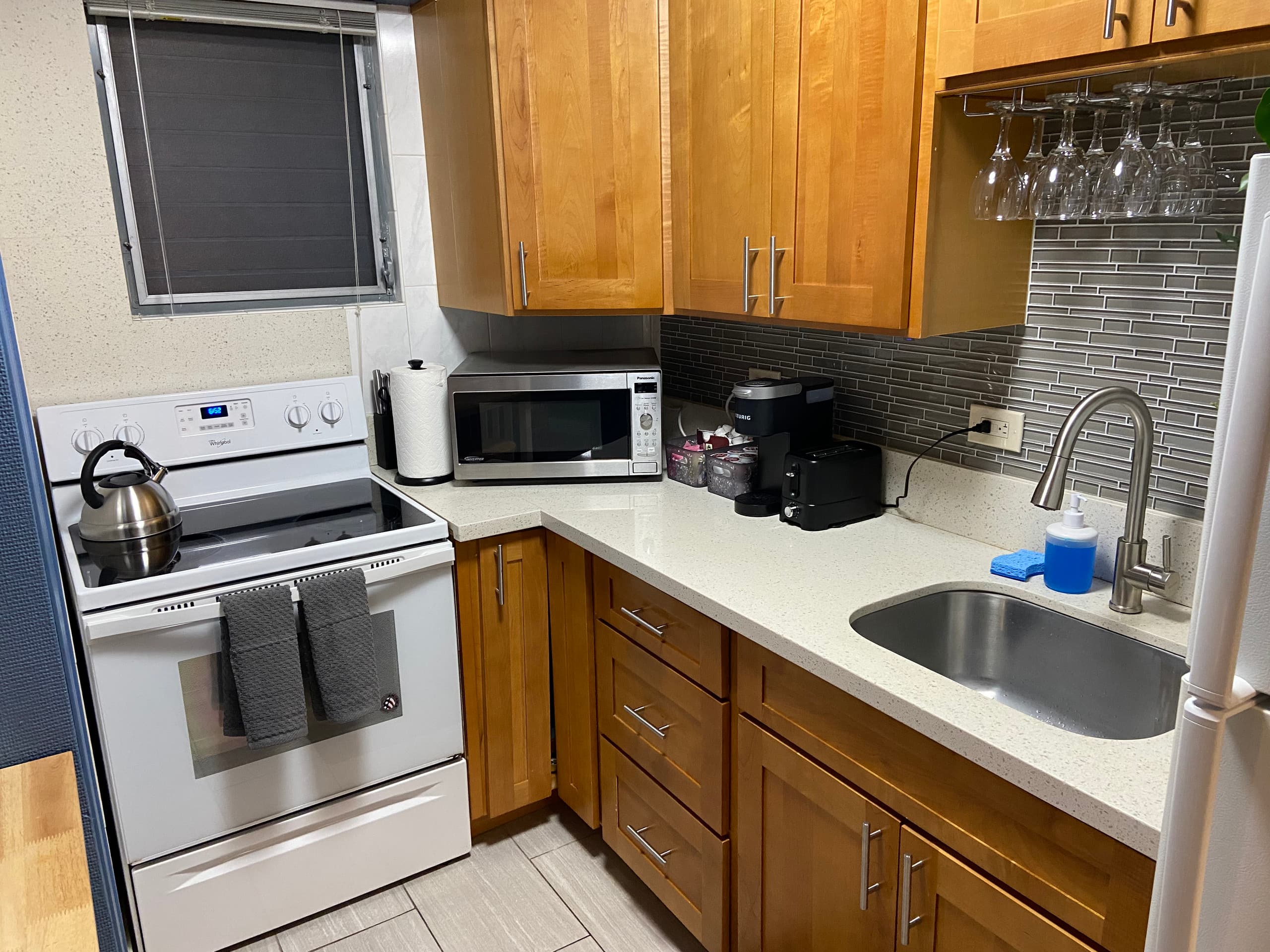 Wakiki condo near beach, kitchen, pool, sleeps 8 - Image 11