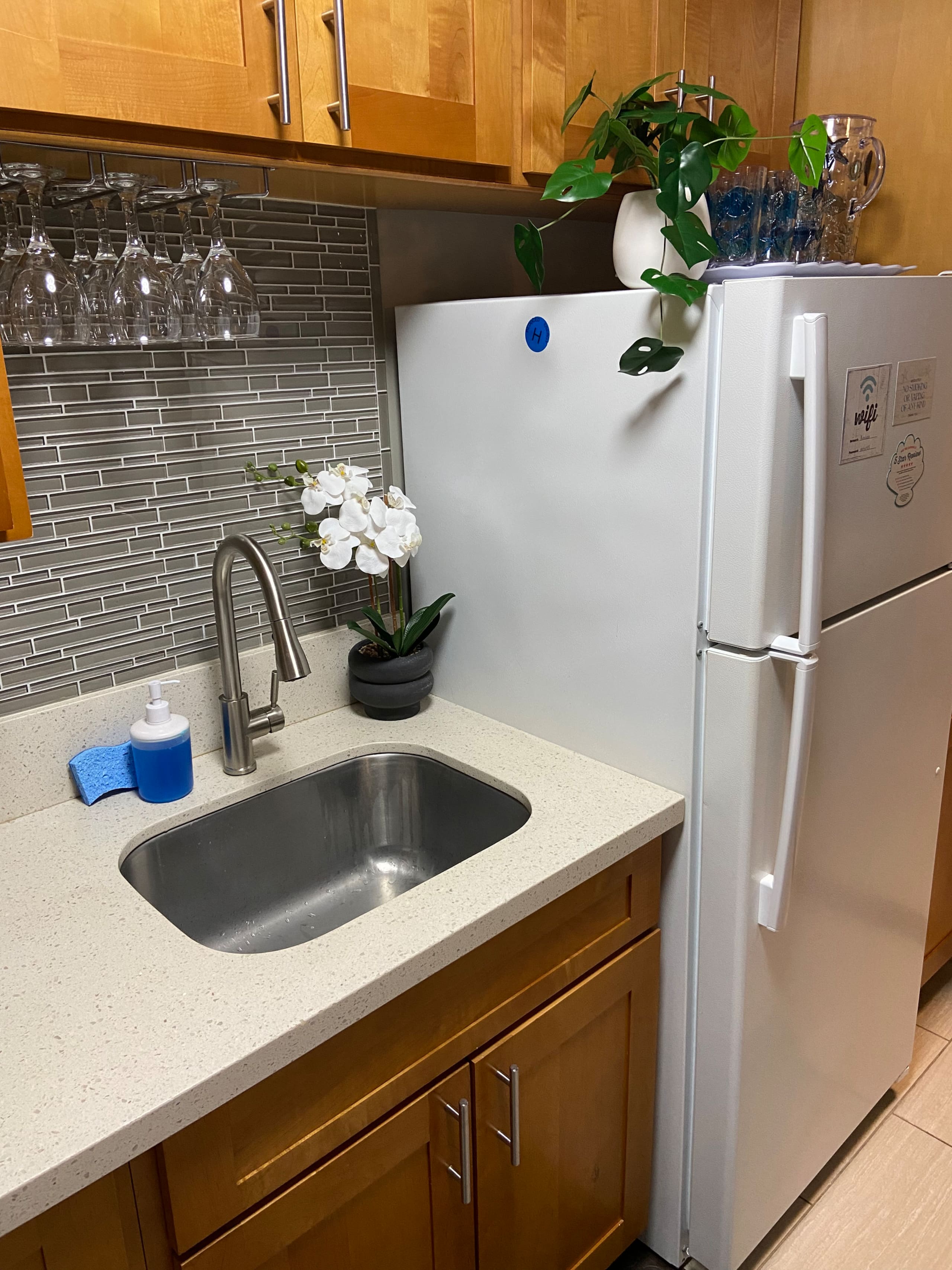 Wakiki condo near beach, kitchen, pool, sleeps 8 - Image 14