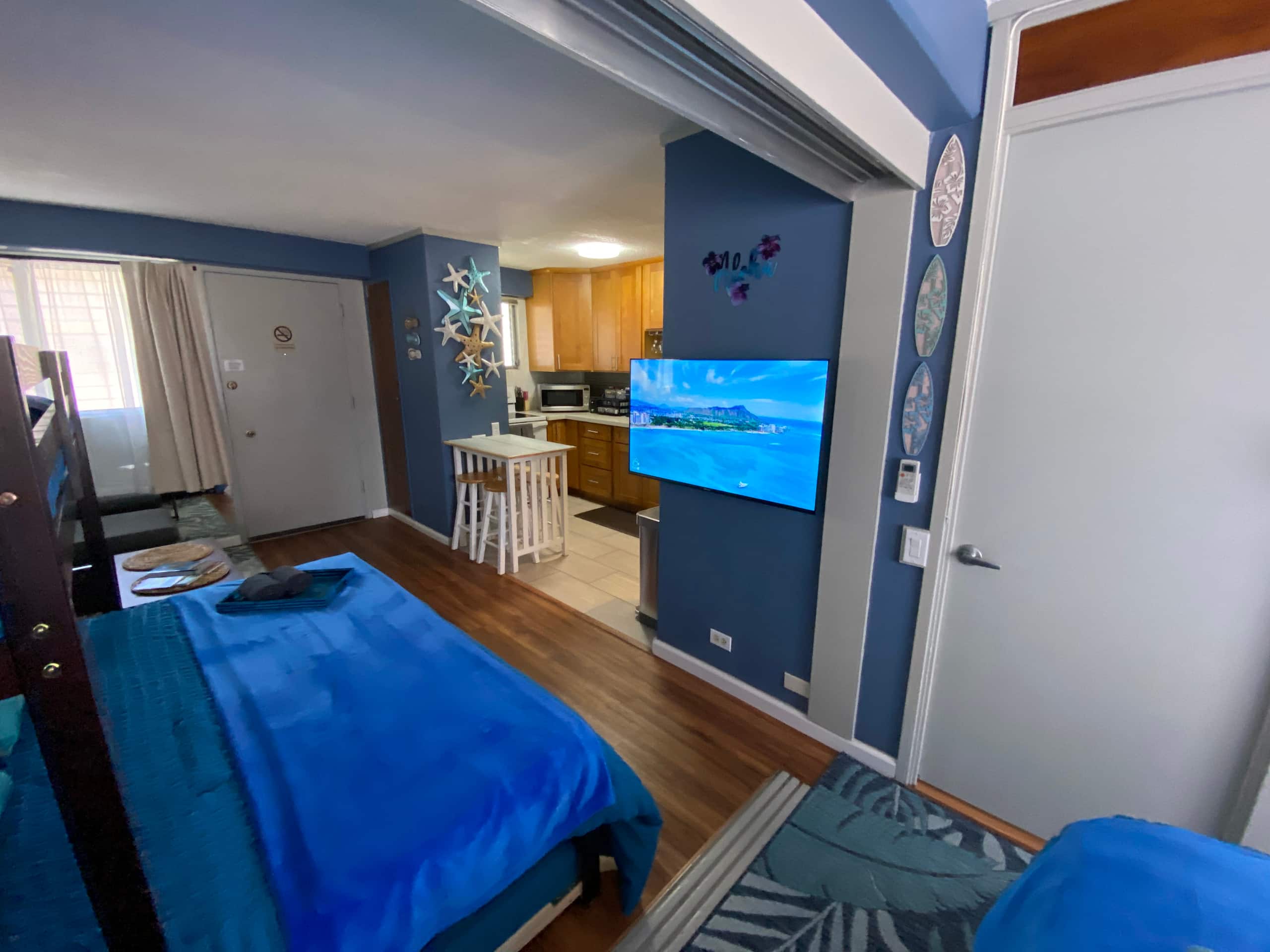 Wakiki condo near beach, kitchen, pool, sleeps 8 - Image 6