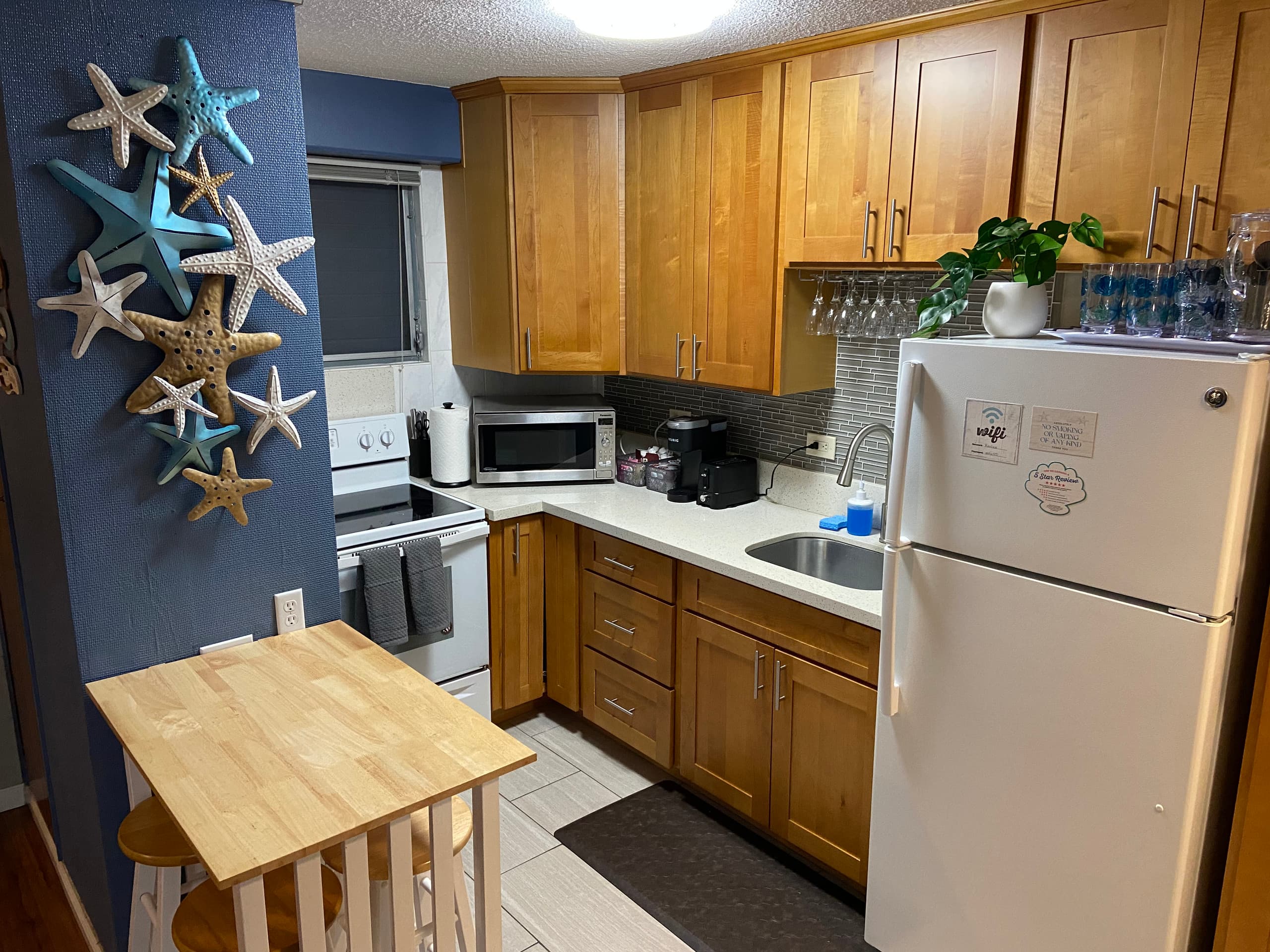 Wakiki condo near beach, kitchen, pool, sleeps 8 - Image 10