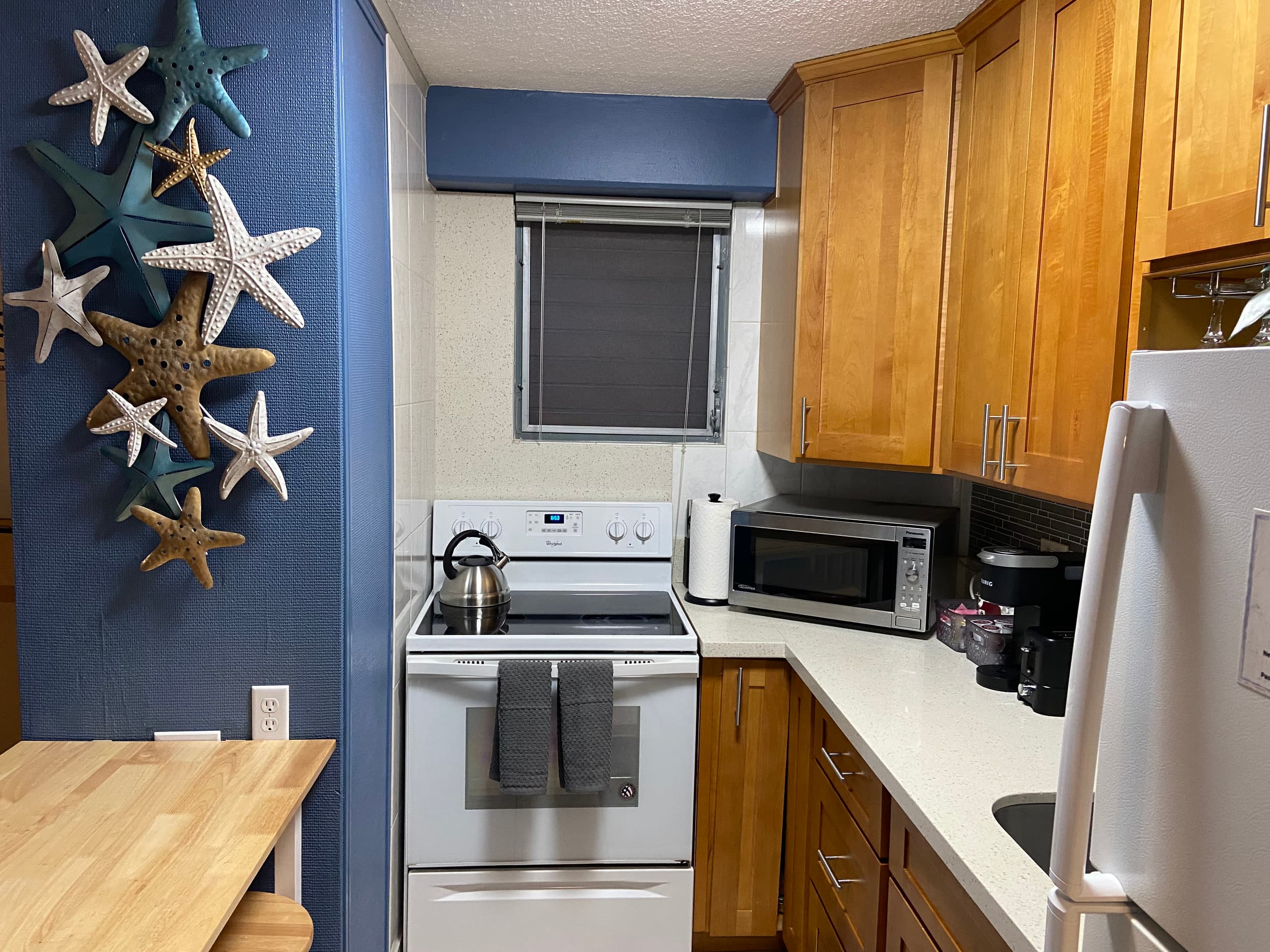 Wakiki condo near beach, kitchen, pool, sleeps 8 - Image 12