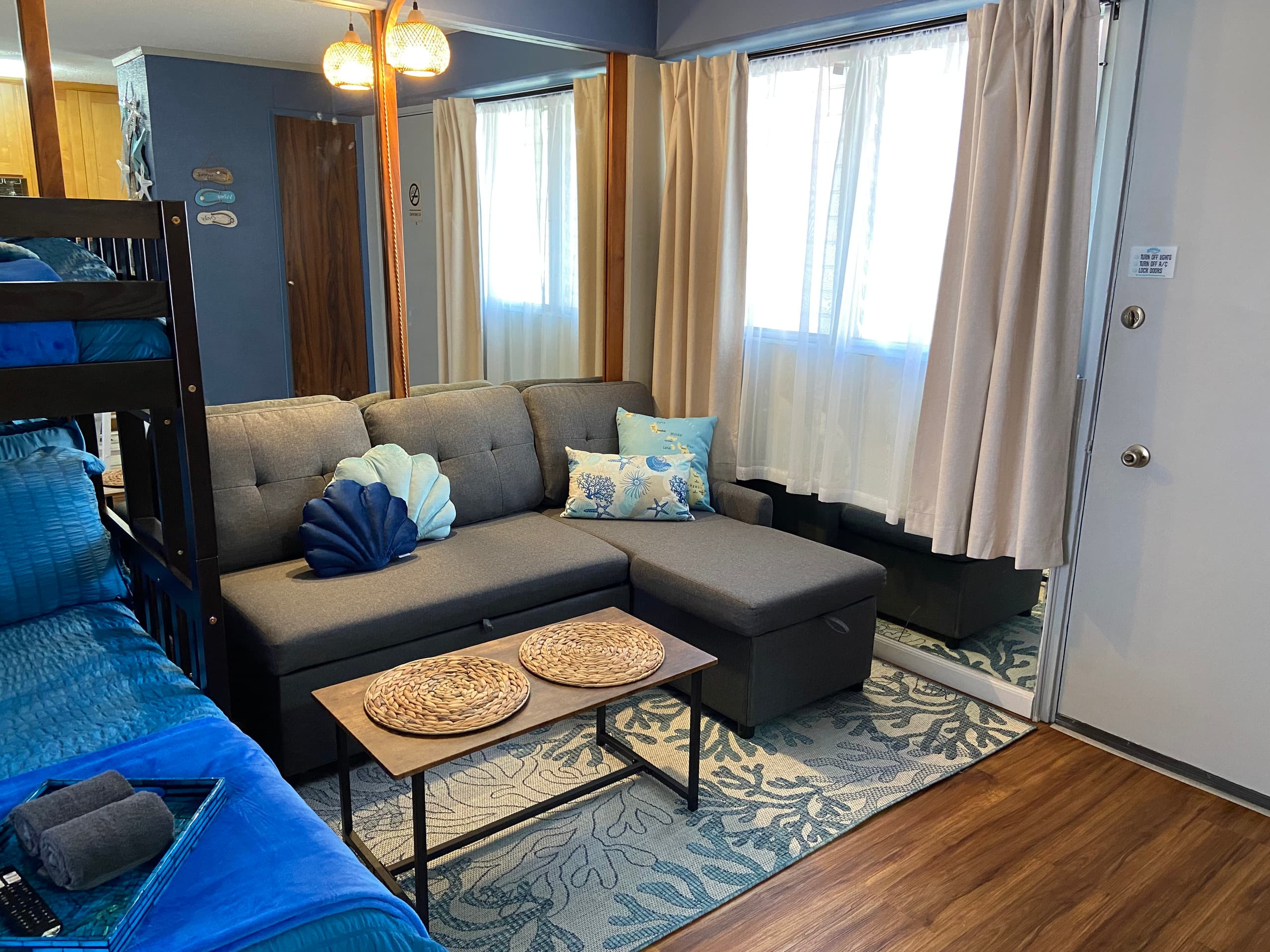 Wakiki condo near beach, kitchen, pool, sleeps 8 - Image 2