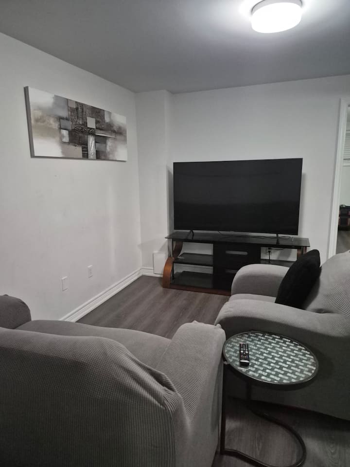 Stylish & Cozy 1-bedroom Basement Suite - Milton