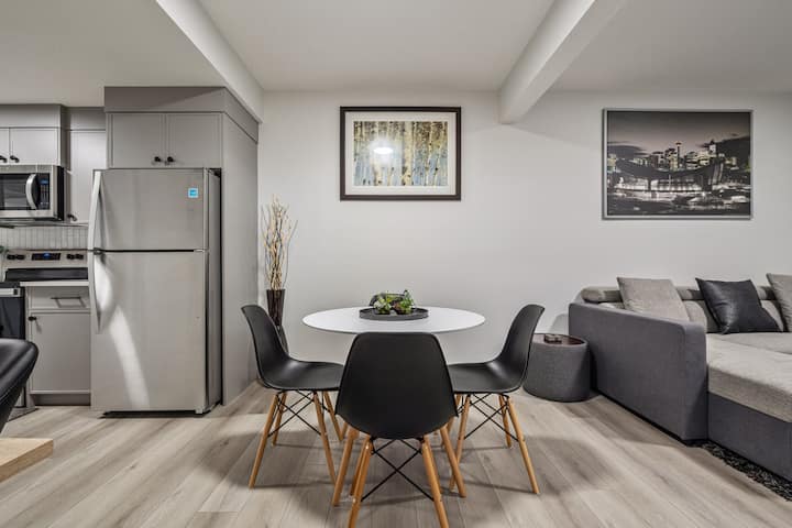 Private Retreat+full Kitchen+parking+banff Pass - カルガリー