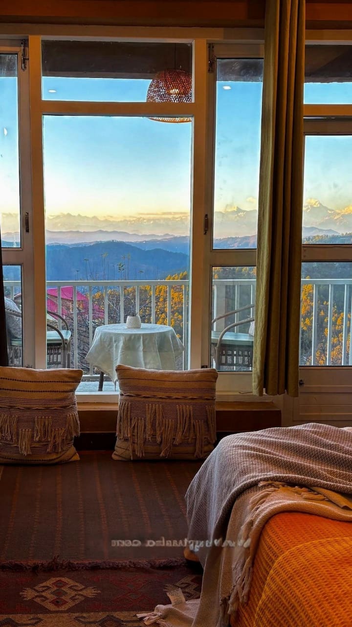 Непрекинат поглед кон Хималаите од собата и балконот во јасни денови.