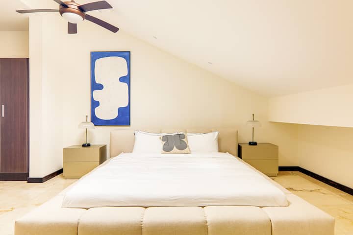 Chambre à coucher super confortable, avec un cadre de lit somptueux, ainsi que des lampes et des meubles design