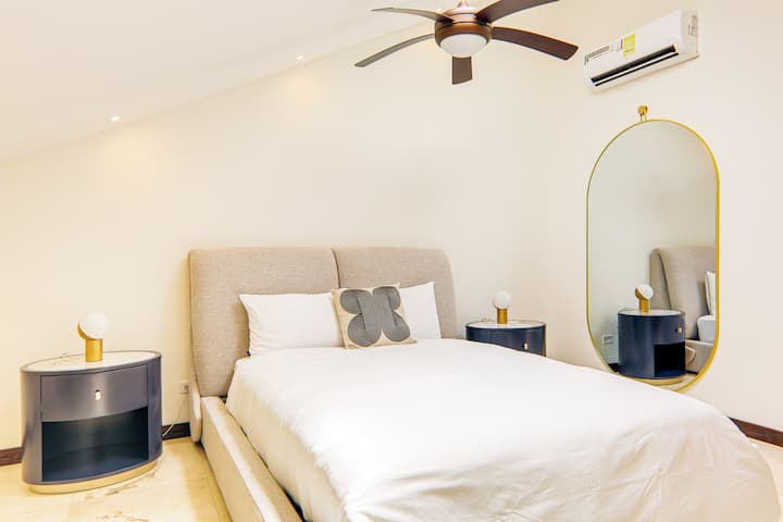 Chambre à coucher super confortable, avec un cadre de lit somptueux, ainsi que des lampes et des meubles design
