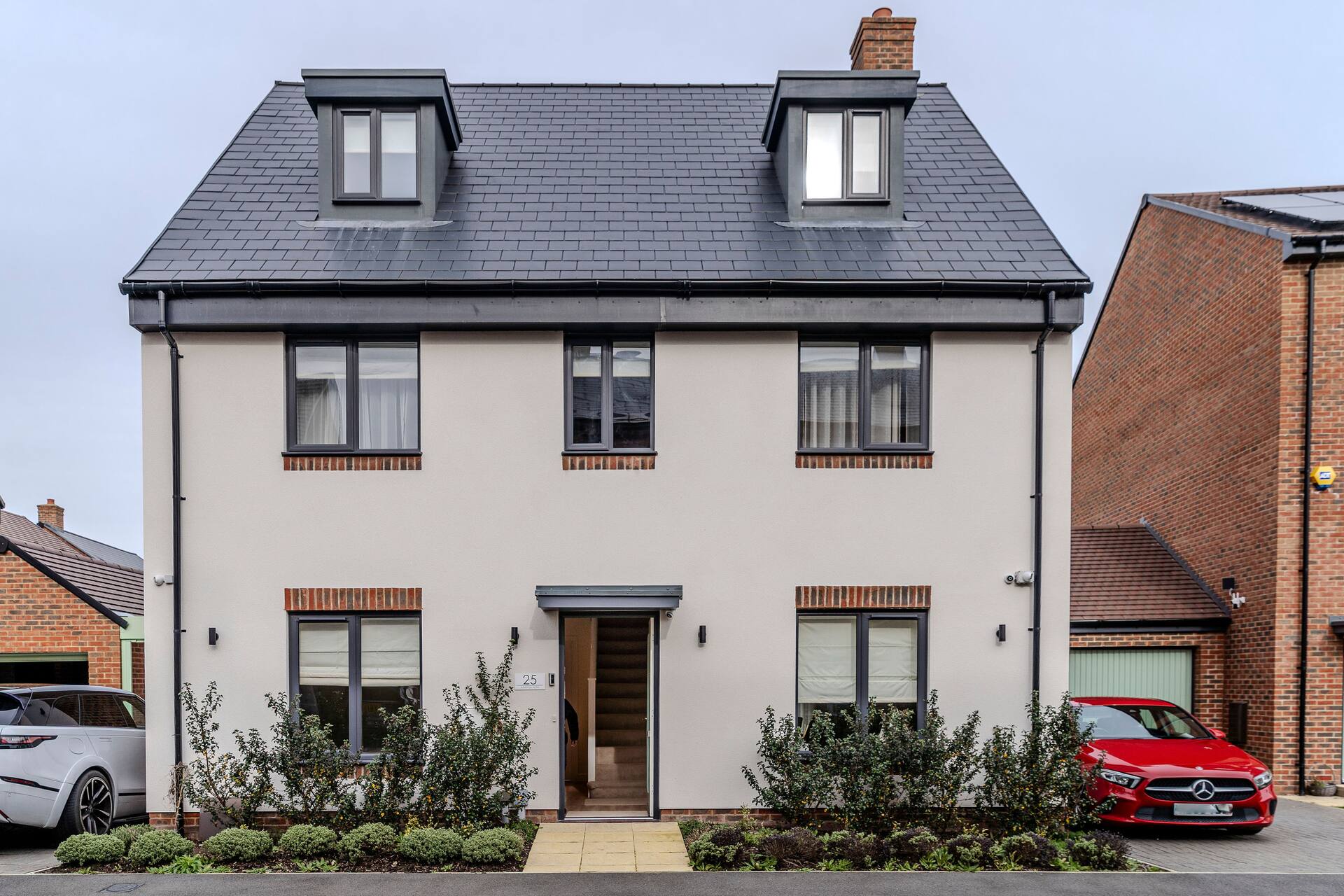 6BR-Sleeps 13-Contractor-Garden-WiFi-Parking