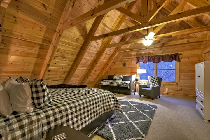 King bed and single bed in upstairs bedroom