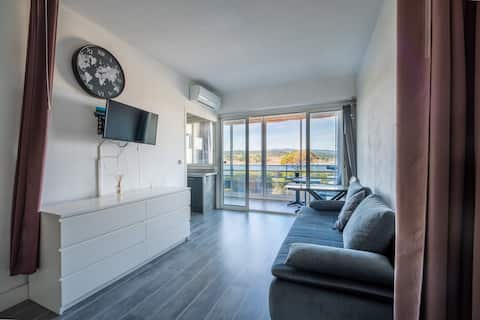 Annonce Airbnb populaire: 30 m² studio, lake view and sea view from the sunroom à Fréjus