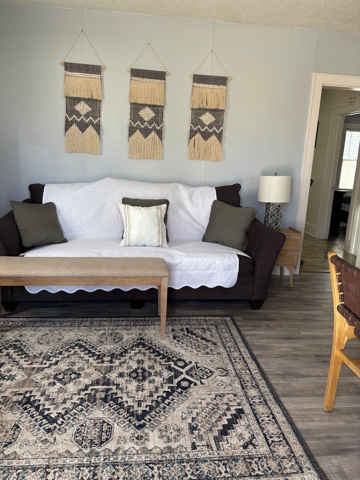 Cozy 3-bed Retreat Near Historic Downtown Wichita! - Wichita, KS