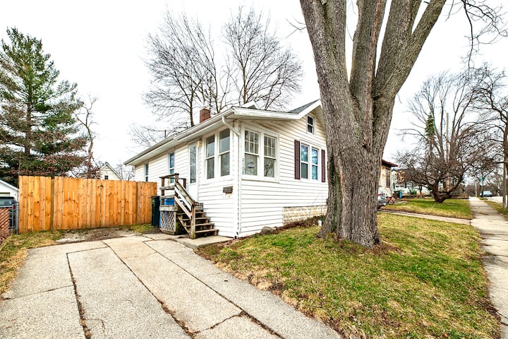 Pet-friendly Entire Home | Near Hospital & Msu - Lansing, MI