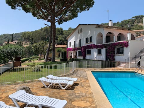 Catalan house 30' from Barcelona, near the sea