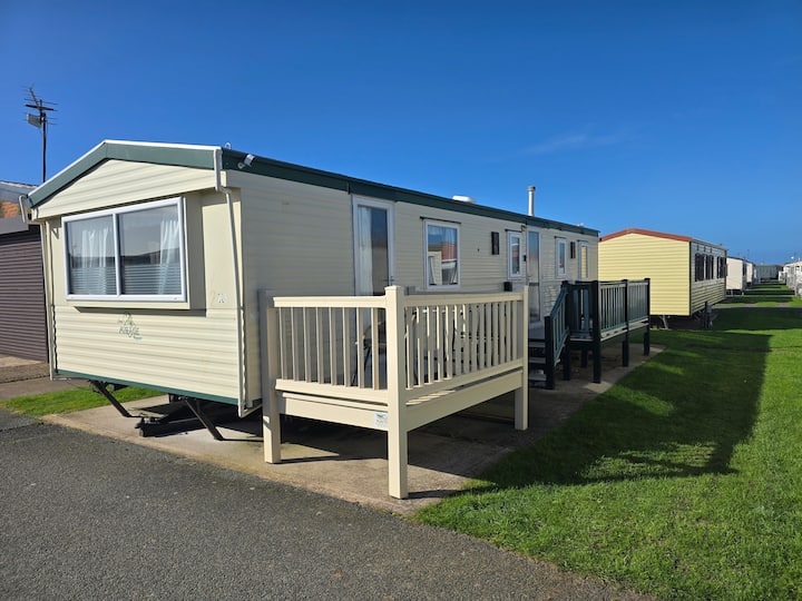 Family Caravan & Decking • Beach • Sleeps 6•k3 - Towyn