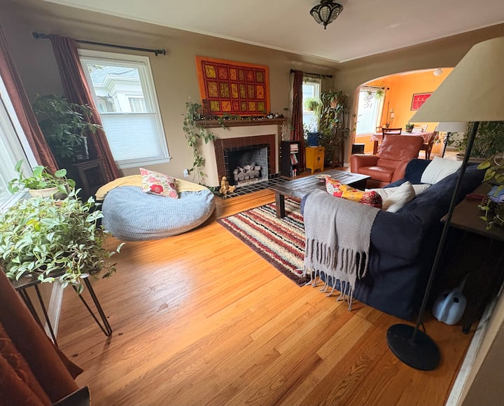 Cozy Bungalow Retreat - Tacoma, WA