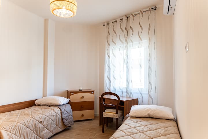 Accogliente seconda camera da letto dotata di 2 letti singoli, con possibilità di renderli un letto matrimoniale.