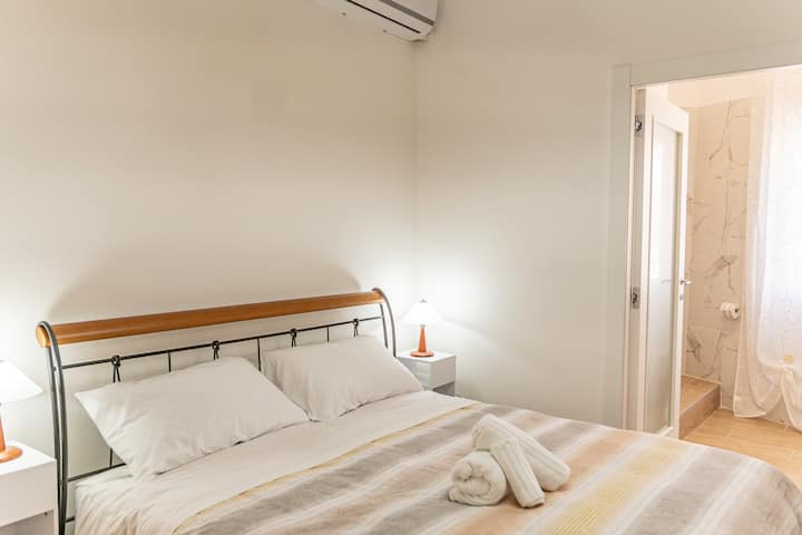 Splendida camera da letto con letto King-size, asciugamani completi e bagno privato in camera.