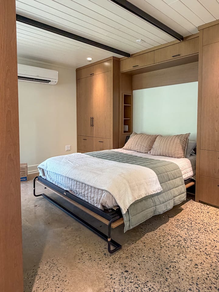 Smart, murphy bed sleeping area

A custom built-in Murphy bed folds down into a comfortable queen. Bedside nooks with power, USB, and USB-C keep you charged. A 360° swivel TV lets you watch from bed, with full blackout blinds for privacy.