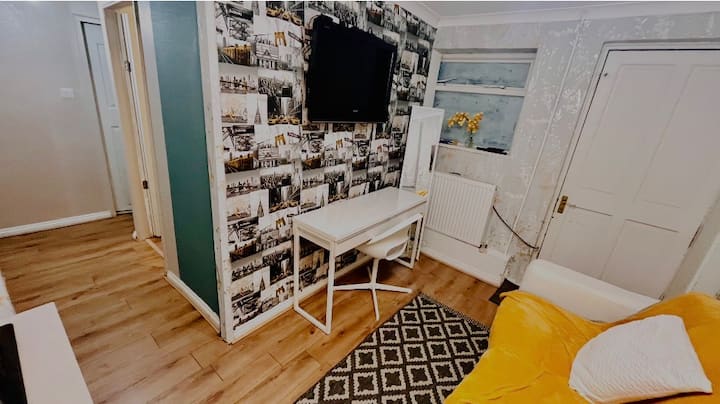 Modern Self-contained 1 Bedroom Flat Rental London - Forest Gate - London
