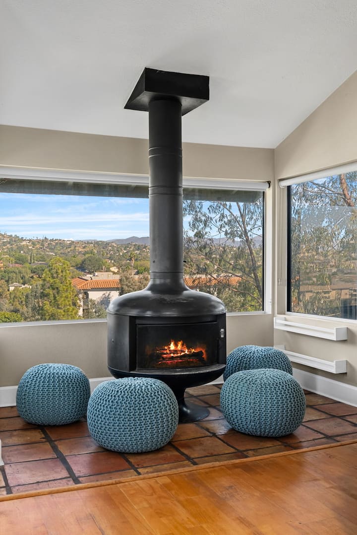 Ponte cómodo junto a la chimenea interior