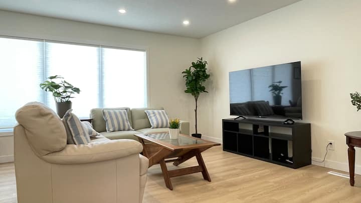 Comfort 4 Bdrm House Close To Heritage Park/lake - Calgary