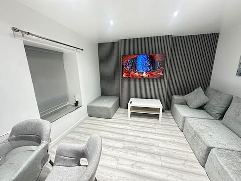Successful Airbnb property: 2 Bed Apartment Near Co-Op Live & Etihad Stadium in Miles Platting & Newton Heath
