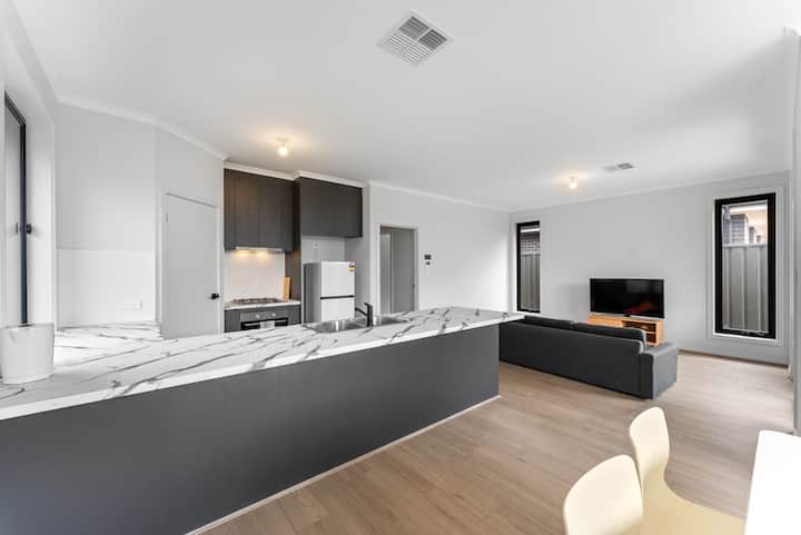 Stylish Luxury 4br | Close To Wineries & City - One Tree Hill