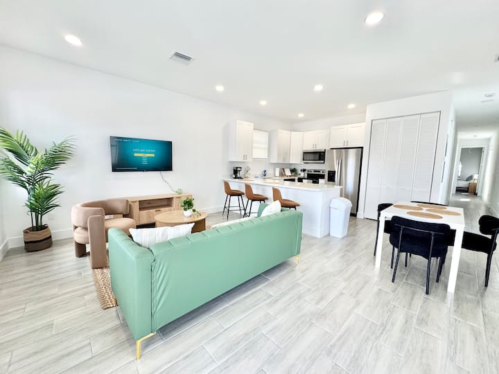New & Modern Townhouse In W Palm Beach - King Bed - West Palm Beach, FL