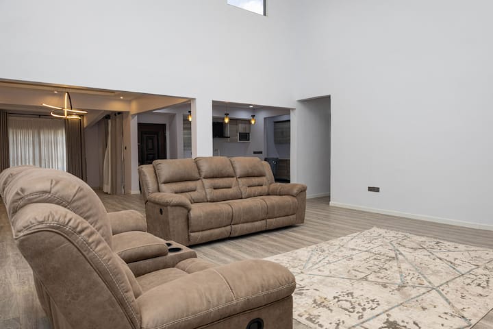Modern 4 Br Luxury Retreat,  Excellently Located - ガーナ