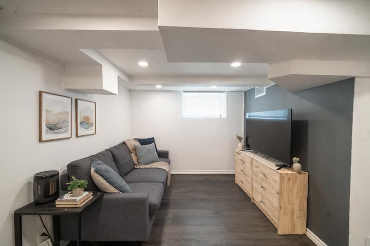 Modern Lower Suite Near East Park & Transit - London, Ontario