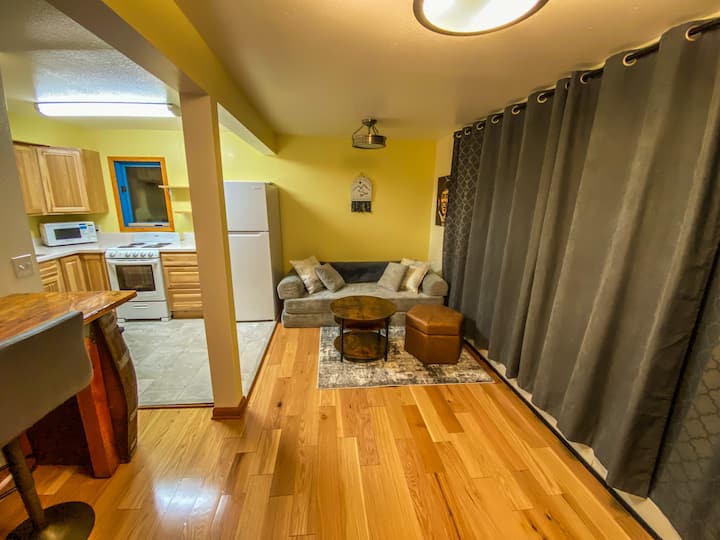 Conveniently Located Sunny 1 Bedroom Apartment - Anchorage, AK