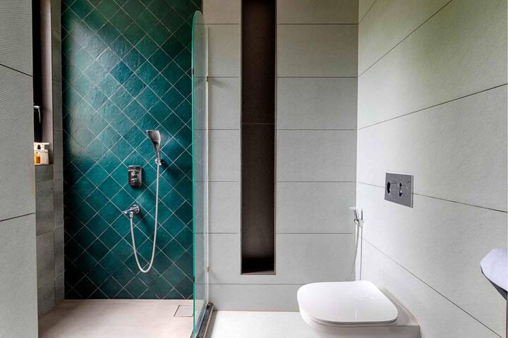 Full bathroom 2 image 1